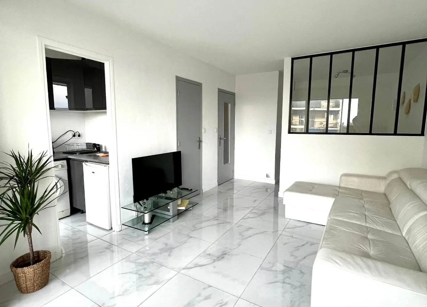 Studio 4 Couchages A 12 Min De La Plage A Pied Avec Wifi, Le Parking Est En Option location